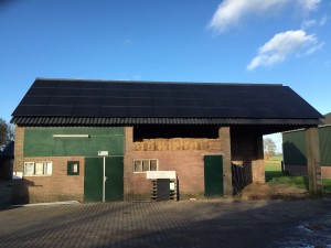 Dak met nieuwe zonnepanelen